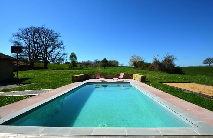 A vendre, secteur de Vic-Fezensac, Gers : Ensemble immobilier avec maison 4 chambres entièrement rénovée, plusieurs autres bâtiments avec toitures neuves (idéal gîte ou logement famille), piscine et jardin de 3 795m² — photo 4