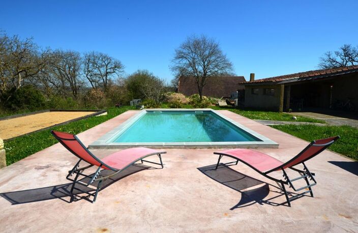 A vendre, secteur de Vic-Fezensac, Gers : Ensemble immobilier avec maison 4 chambres entièrement rénovée, plusieurs autres bâtiments avec toitures neuves (idéal gîte ou logement famille), piscine et jardin de 3 795m² — photo 5