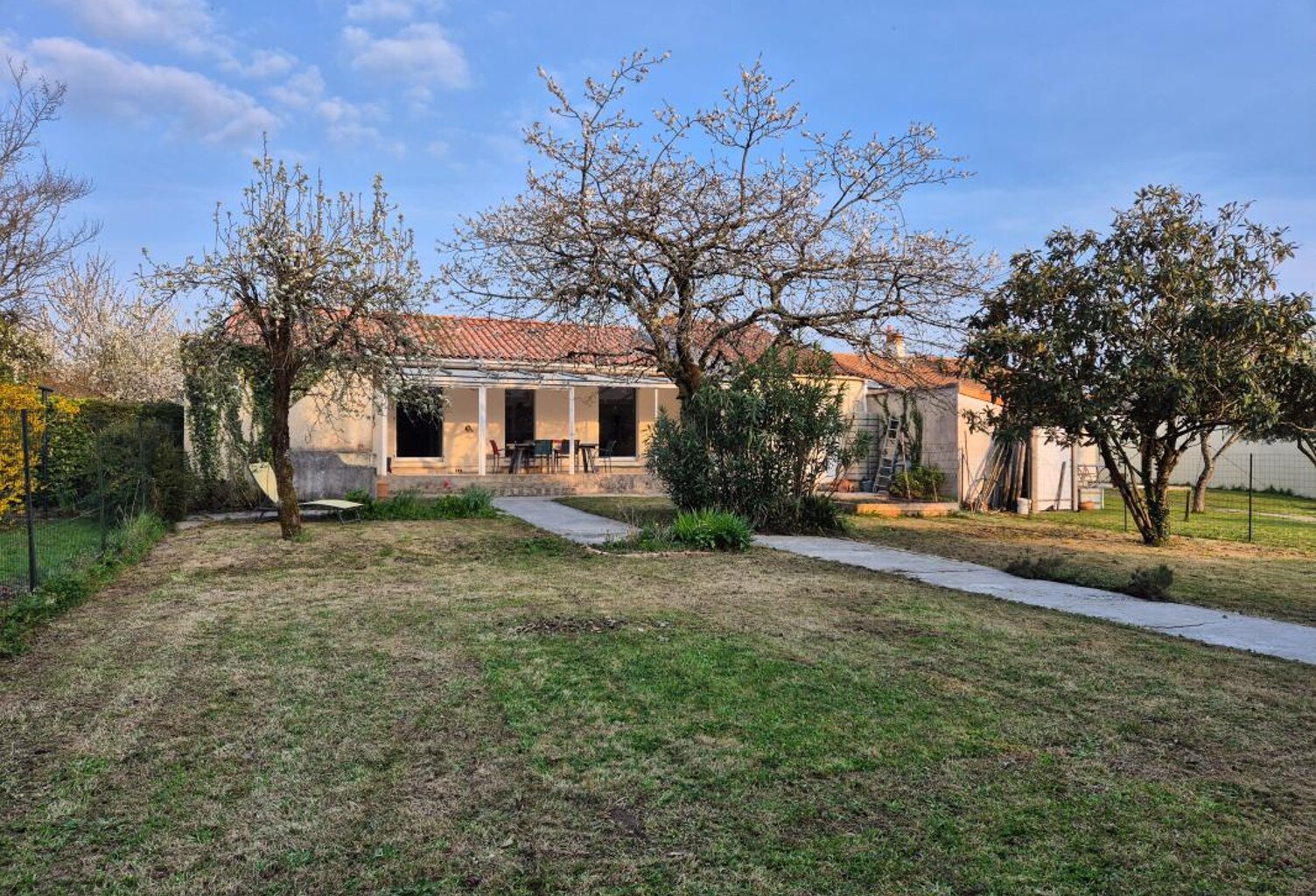 Tonnay-Charente, maison plain pied avec garage et jardin — photo 1