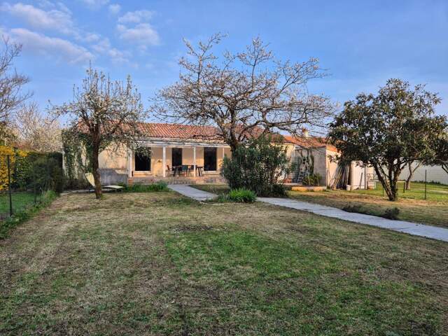 Tonnay-Charente, maison plain pied avec garage et jardin — photo du bien