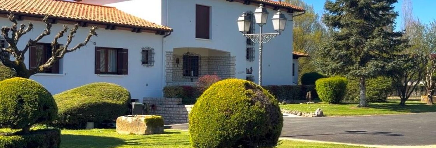 Maison 12 Pièces 625 m² à vendre à Fontcouverte (17100)