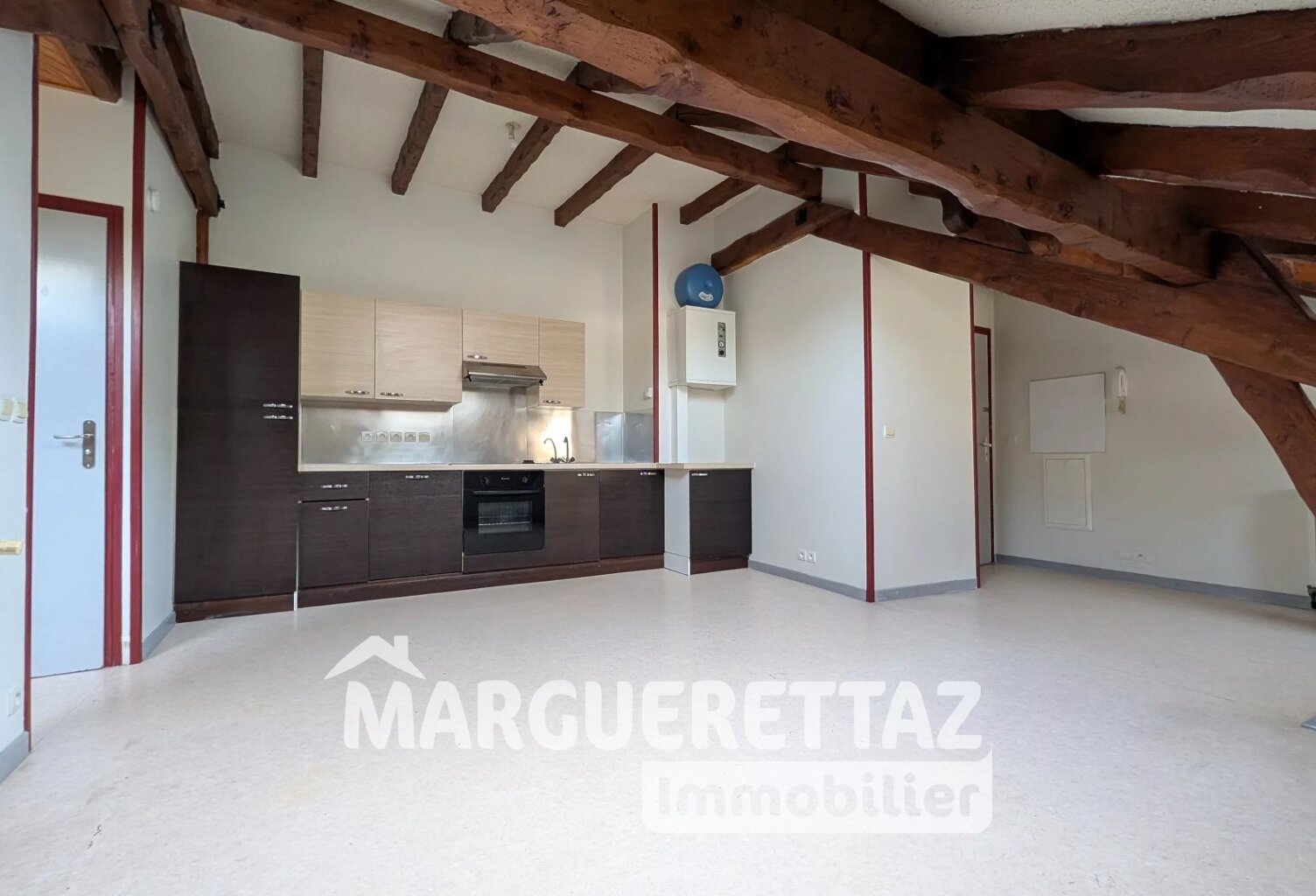Appartement T2 dernier étage centre village — photo 1