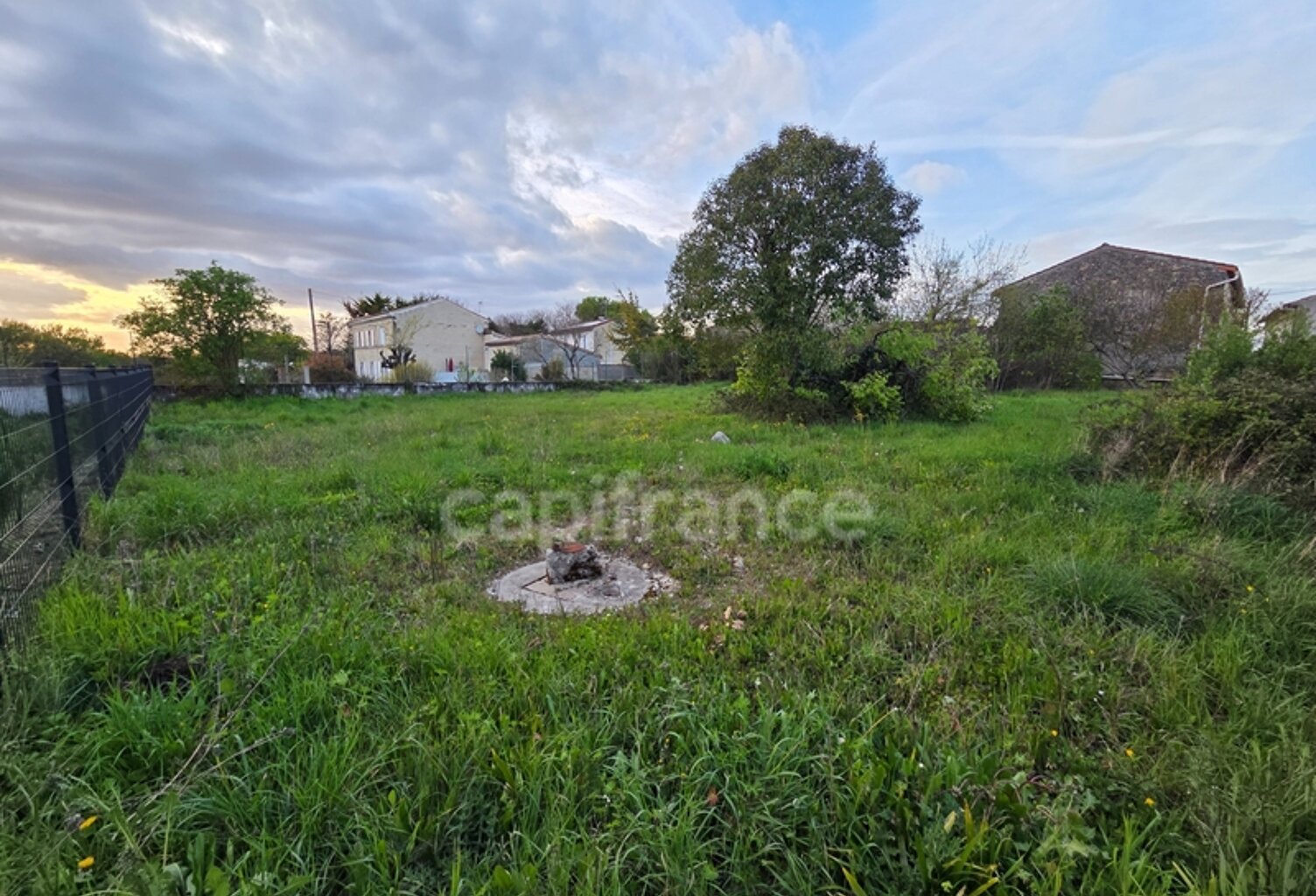 TERRAIN CONSTRUCTIBLE DE 897 m² - LA VERGNE (17400) — photo 1