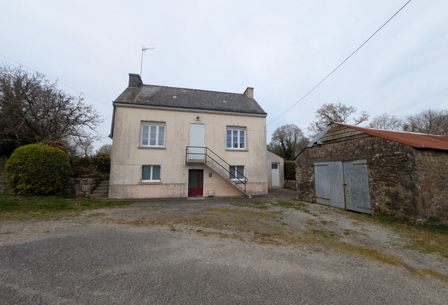 Bubry propriété composée d'une maison à usage d'habitation avec garage, deux petits hangars, une grange en pierre, une longère en pierre, un grand hangar avec ancienne étable, 1.5 hectare de terrain — photo 1