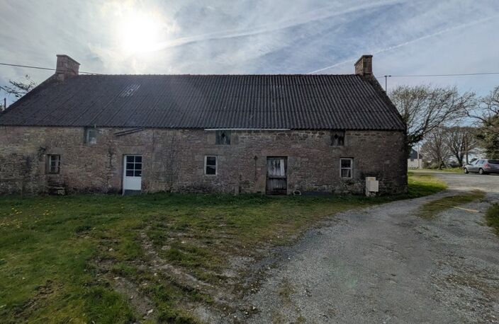 Bubry propriété composée d'une maison à usage d'habitation avec garage, deux petits hangars, une grange en pierre, une longère en pierre, un grand hangar avec ancienne étable, 1.5 hectare de terrain — photo 3