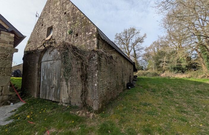 Bubry propriété composée d'une maison à usage d'habitation avec garage, deux petits hangars, une grange en pierre, une longère en pierre, un grand hangar avec ancienne étable, 1.5 hectare de terrain — photo 4