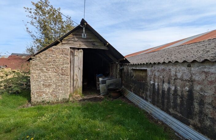 Bubry propriété composée d'une maison à usage d'habitation avec garage, deux petits hangars, une grange en pierre, une longère en pierre, un grand hangar avec ancienne étable, 1.5 hectare de terrain — photo 5