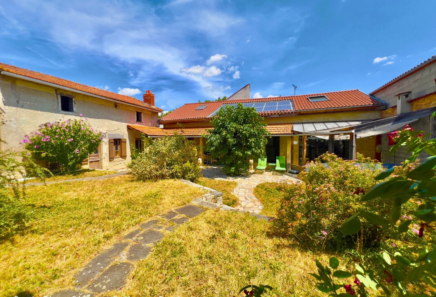 Maison de charme de 151 m² – 4 chambres, jardin, dépendances et beaux volumes à Varennes-sur-Morge — photo 1