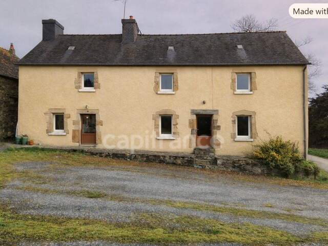 Corps de ferme de 333 m2 au total avec vie de plain pied possible, dépendances et situé idéalement entre Rostrenen et Carhaix — photo du bien