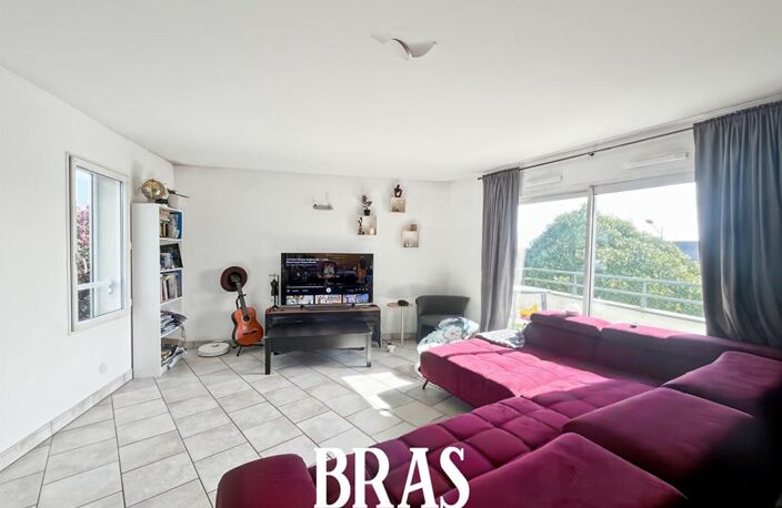 ROUTE DE SAINTE LUCE - T4 avec garage et balcon — photo 3