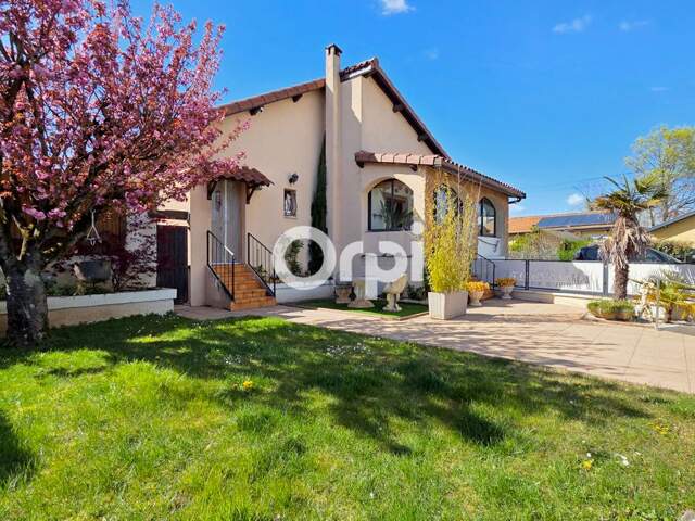 Maison À Vendre 4 chambres avec sous-sol complet et piscine — photo du bien