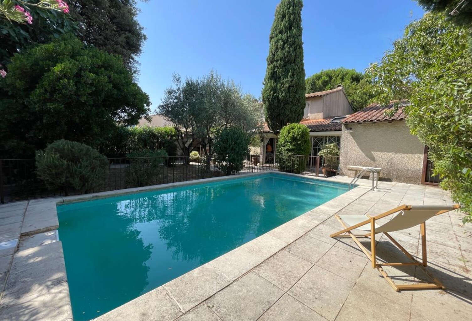 Maison de 253 m² avec terrain arboré et piscine 5 min d’Avignon — photo 1