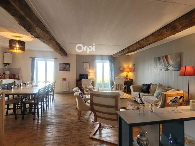 Le Croisic, Appartement Face Port, À Vendre.La Vue Spectaculaire : Un vaste séjour baigné de lumière offrant un panorama imprenable sur le Port et le Traict — photo du bien