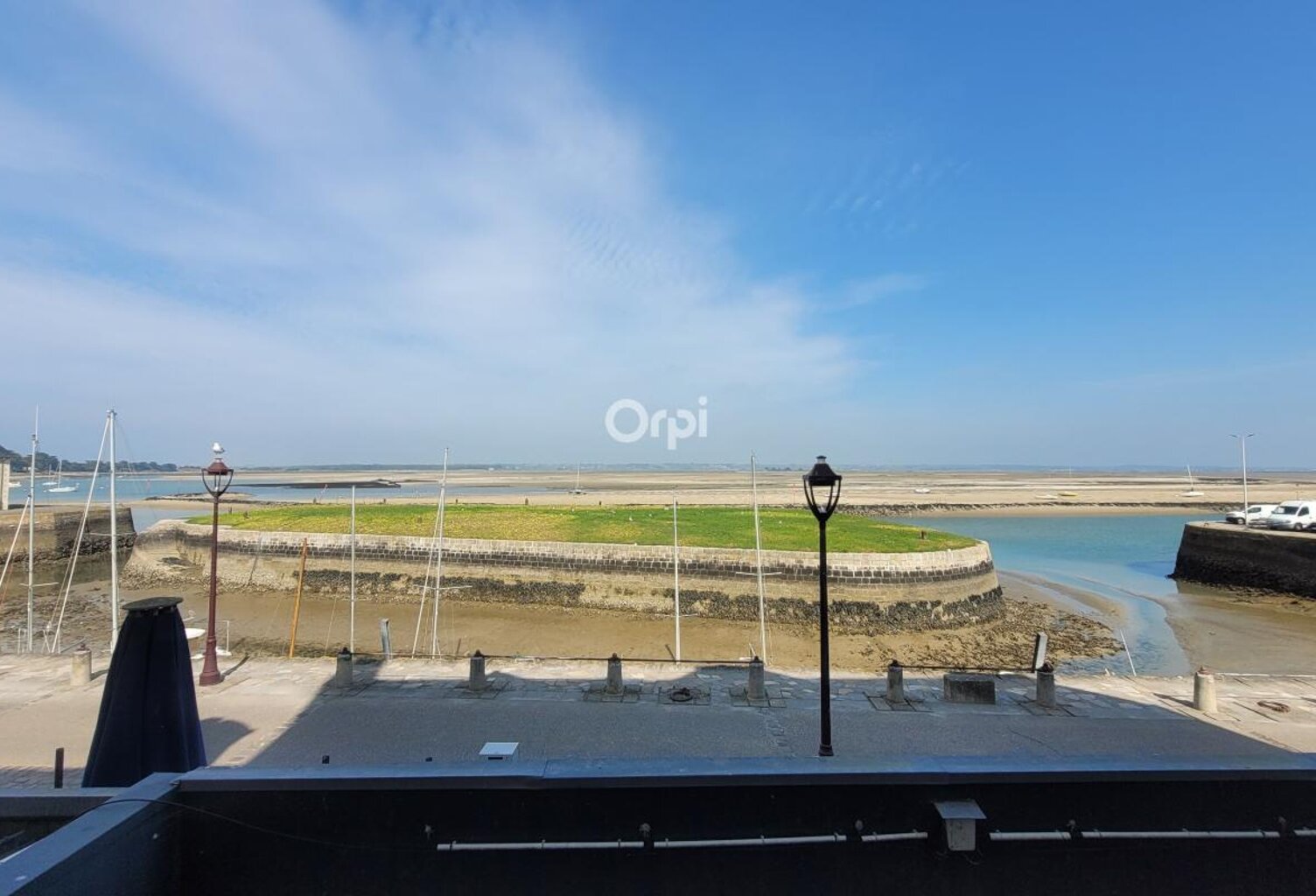 Le Croisic, Appartement Face Port, À Vendre.La Vue Spectaculaire : Un vaste séjour baigné de lumière offrant un panorama imprenable sur le Port et le Traict — photo 1