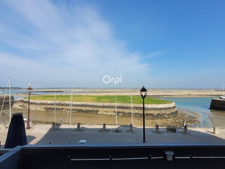 Le Croisic, Appartement Face Port, À Vendre.La Vue Spectaculaire : Un vaste séjour baigné de lumière offrant un panorama imprenable sur le Port et le Traict — photo 1