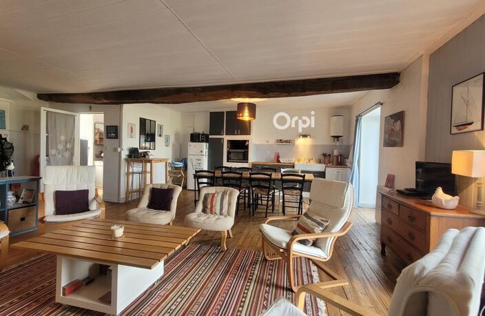 Le Croisic, Appartement Face Port, À Vendre.La Vue Spectaculaire : Un vaste séjour baigné de lumière offrant un panorama imprenable sur le Port et le Traict — photo 2