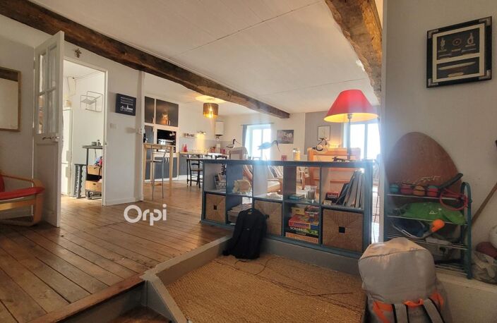 Le Croisic, Appartement Face Port, À Vendre.La Vue Spectaculaire : Un vaste séjour baigné de lumière offrant un panorama imprenable sur le Port et le Traict — photo 3