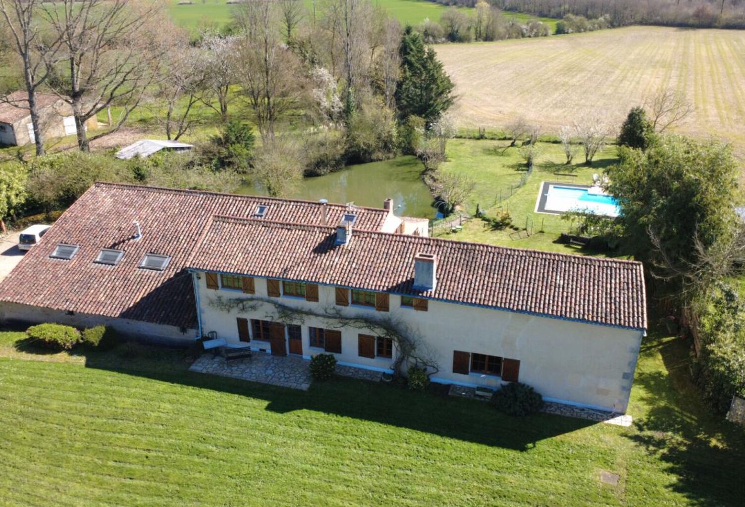 Maison de caractère de 317 m2 à Gizay, 5 chambres,  parc de 5500 m2, piscine , grange, atelier — photo 1