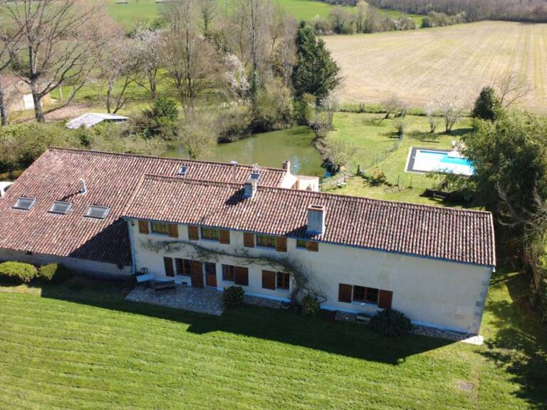 Maison de caractère de 317 m2 à Gizay, 5 chambres,  parc de 5500 m2, piscine , grange, atelier — photo 1
