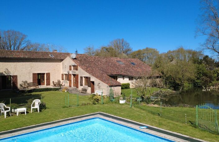 Maison de caractère de 317 m2 à Gizay, 5 chambres,  parc de 5500 m2, piscine , grange, atelier — photo 3