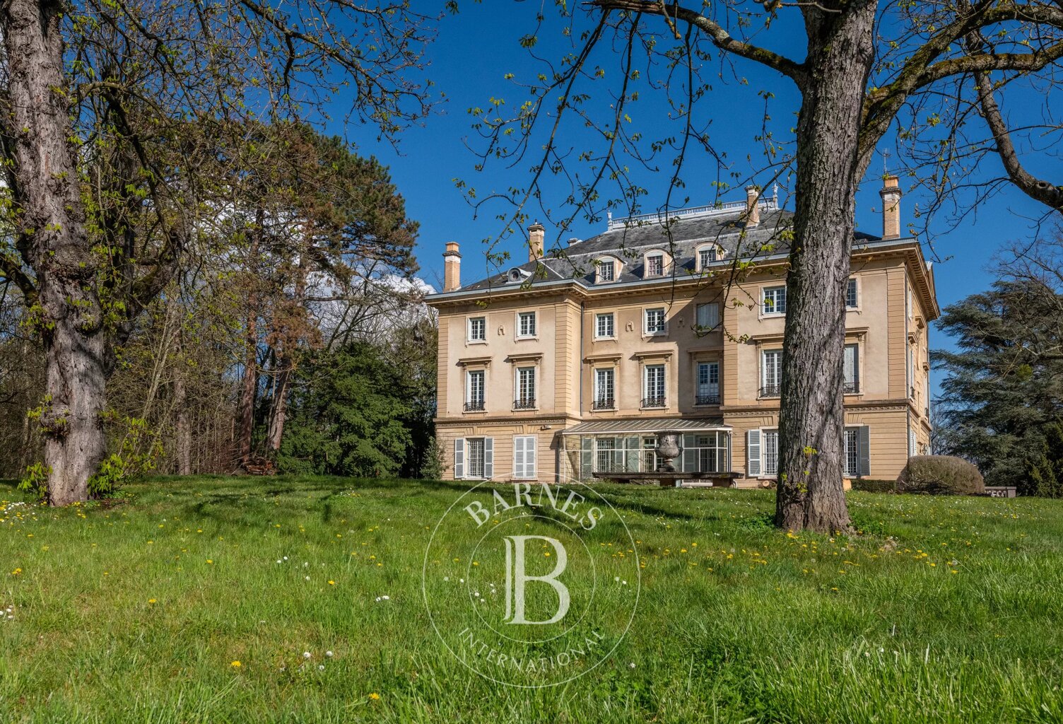 Écully Centre – Appartement de prestige à vendre de 313 m² – Rez-de-jardin – Parc privatif – 4 chambres- Cave à vins — photo 1