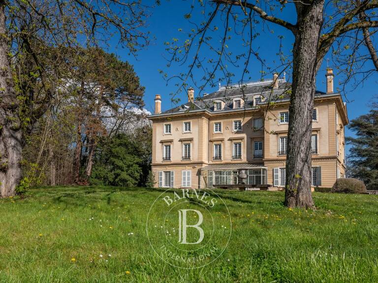 Écully Centre – Appartement de prestige à vendre de 313 m² – Rez-de-jardin – Parc privatif – 4 chambres- Cave à vins — photo 1