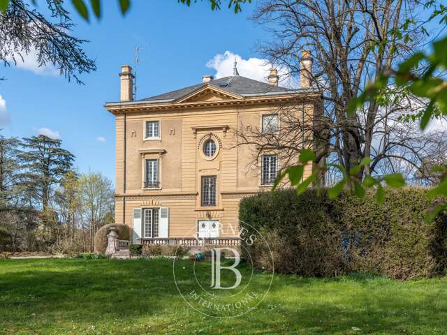 Écully Centre – Appartement de prestige à vendre de 313 m² – Rez-de-jardin – Parc privatif – 4 chambres- Cave à vins — photo du bien