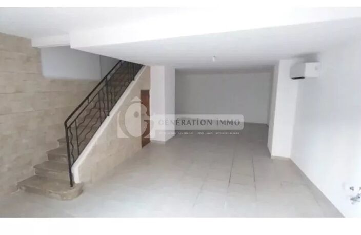 Maison de village rénovée avec cour à Eyragues centre — photo 3