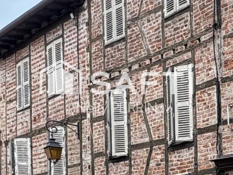 IMMEUBLE AVEC 2 LOCAUX COMMERCIAUX, 1 APPARTEMENT A RAFRAICHIR ET COMBLES AMENAGEABLES — photo 1