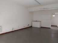 IMMEUBLE AVEC 2 LOCAUX COMMERCIAUX, 1 APPARTEMENT A RAFRAICHIR ET COMBLES AMENAGEABLES — photo 4
