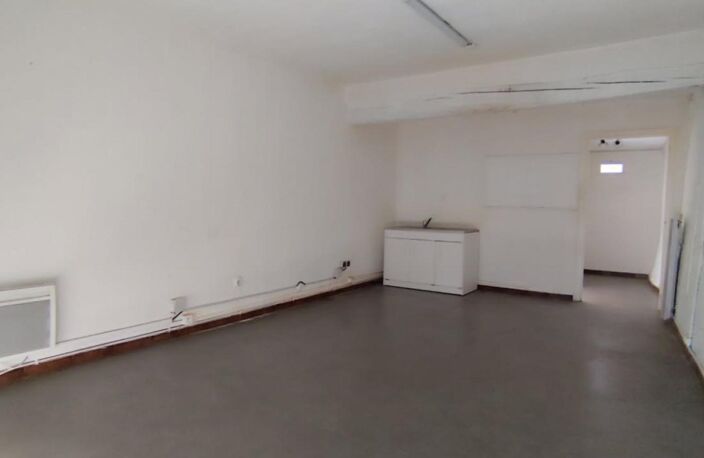 IMMEUBLE AVEC 2 LOCAUX COMMERCIAUX, 1 APPARTEMENT A RAFRAICHIR ET COMBLES AMENAGEABLES — photo 4
