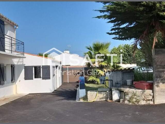 A Noirmoutier en l 'ile, en zone blanche, maison en pierres avec demi-étage et studio indépendant, pour une surface habitable de 127 m2, avec  piscine. — photo du bien