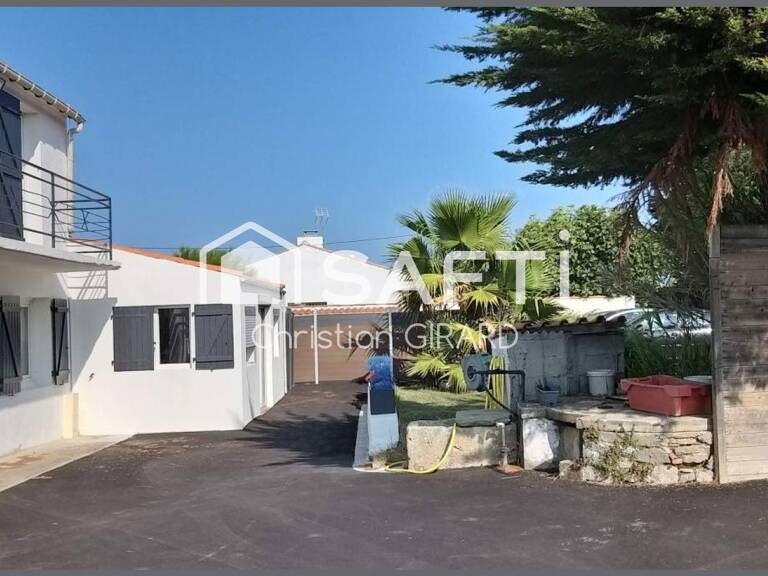A Noirmoutier en l 'ile, en zone blanche, maison en pierres avec demi-étage et studio indépendant, pour une surface habitable de 127 m2, avec  piscine. — photo 1