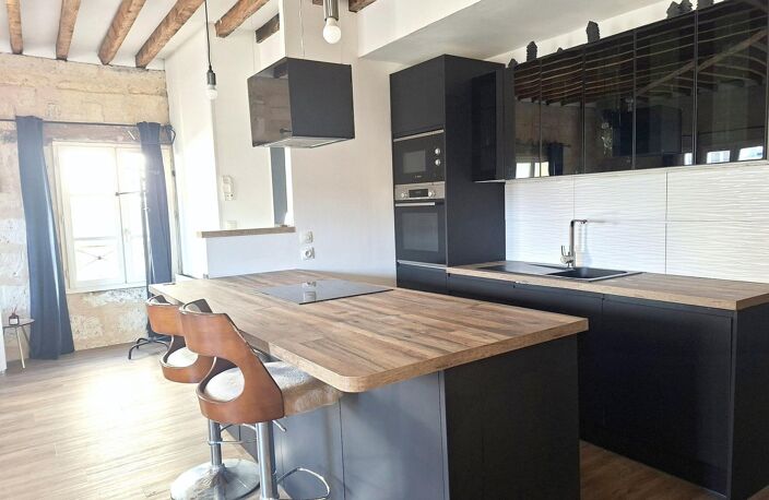 Au cœur de Saint-Pierre, un appartement de caractère sous les toits — photo 4