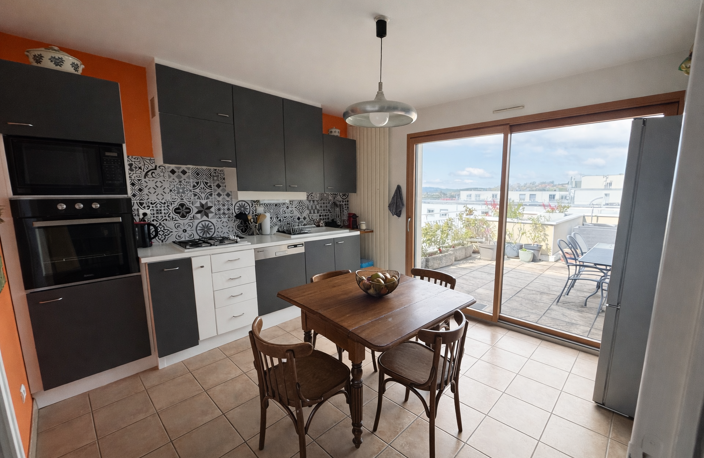 DISPONIBLE DANS L'IMMEDIAT   F3 DE STANDING AVEC TERRASSE PANORAMIQUE   SAINT-PRIEST-EN-JAREZ Situé avenue Alb — photo 4