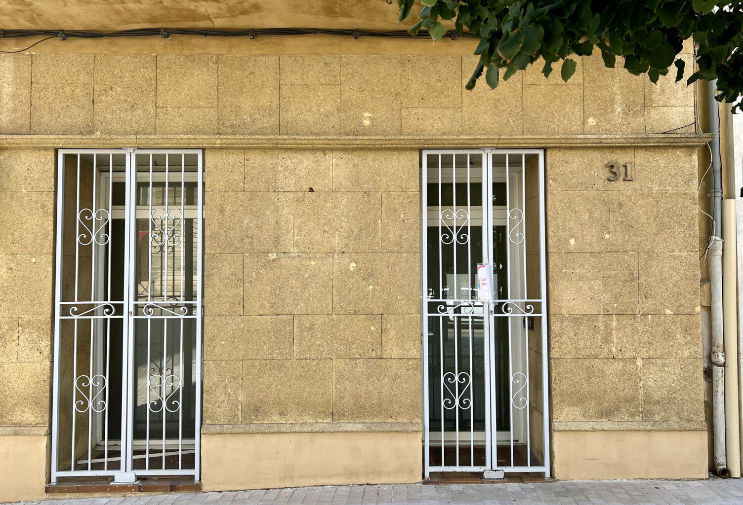 CENTRE-VILLE DE LAMBESC : LOCAL PROFESSIONNEL — photo 1