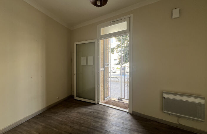 CENTRE-VILLE DE LAMBESC : LOCAL PROFESSIONNEL — photo 2