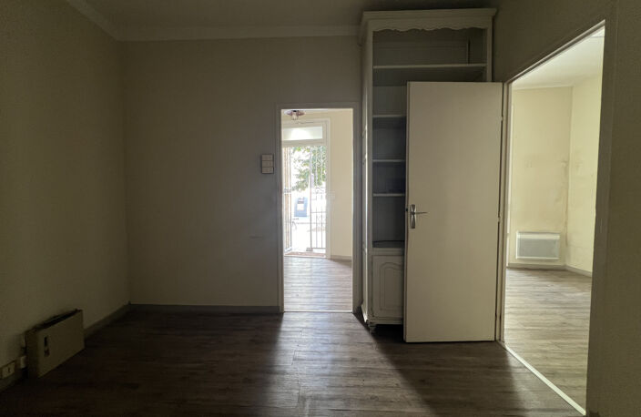 CENTRE-VILLE DE LAMBESC : LOCAL PROFESSIONNEL — photo 3