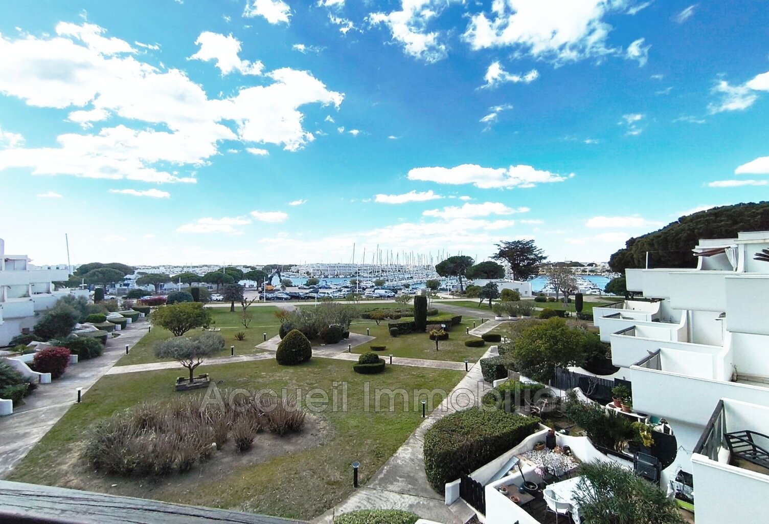 P2 traversant avec vue sur le port et les espaces verts au cal — photo 1