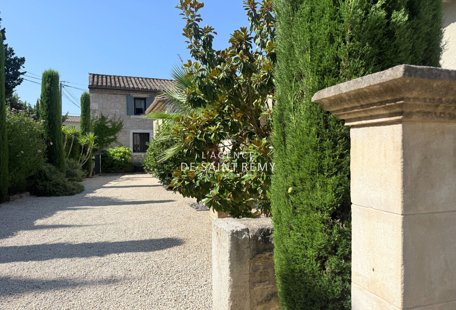 Mas en pierre rénové avec élégance, entre fontaines et douceur — photo 1