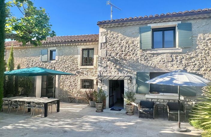 Mas en pierre rénové avec élégance, entre fontaines et douceur — photo 3