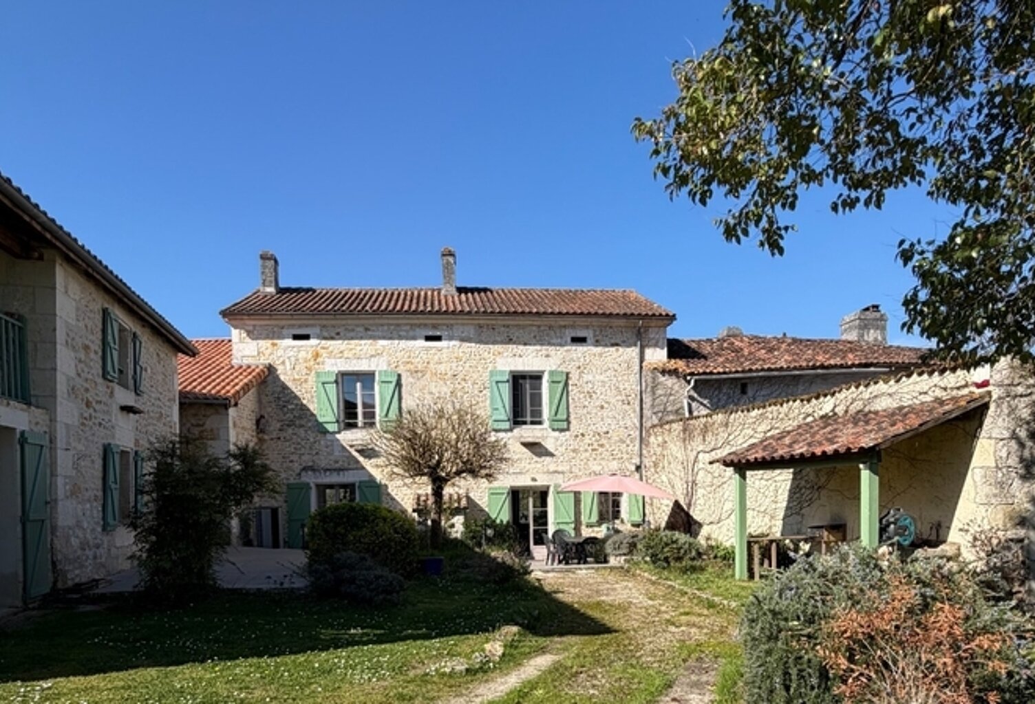 Charras. Maison en pierre de 198 m² avec gîte de 70 m² à terminer — photo 1
