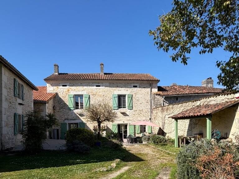 Charras. Maison en pierre de 198 m² avec gîte de 70 m² à terminer — photo 1