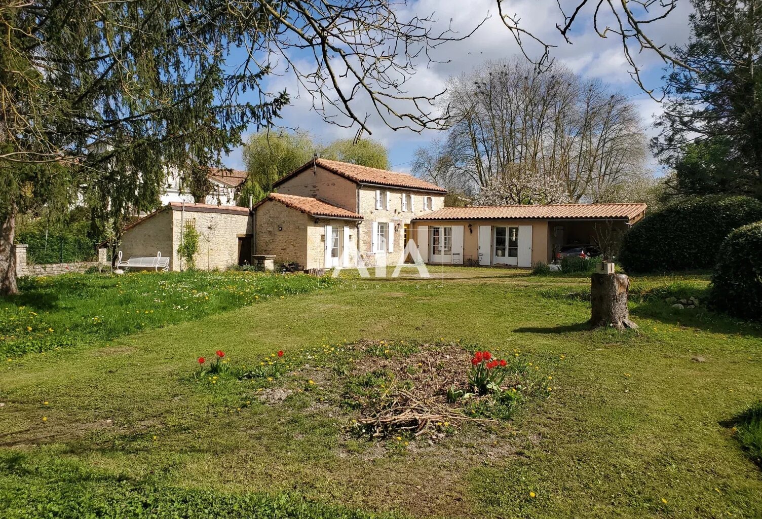 Maison de ville dans un coin bucolique — photo 1