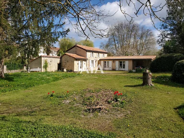 Maison de ville dans un coin bucolique — photo 1
