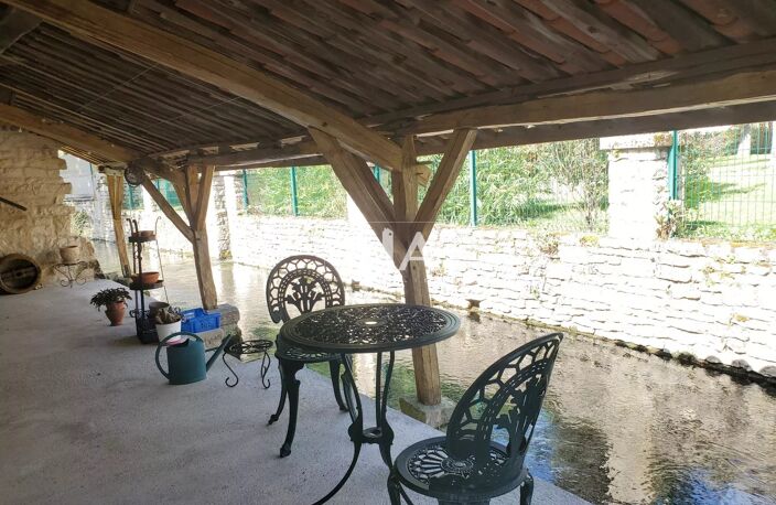 Maison de ville dans un coin bucolique — photo 2