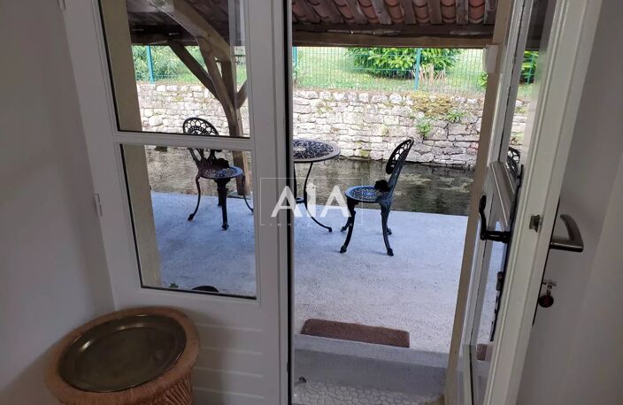 Maison de ville dans un coin bucolique — photo 3