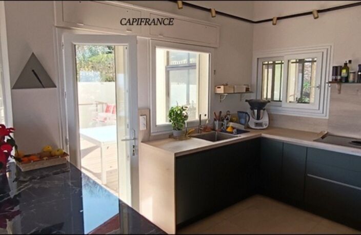 HYERES (83) Maison individuelle vue mer avec terrasse sur 5 000 m² de terrain/double garage — photo 2