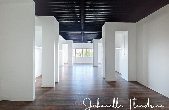 Local à louer, RDC, 69 m² avec vitrine, Galeries de Houelbourg, Jarry - Baie-Mahault — photo 3