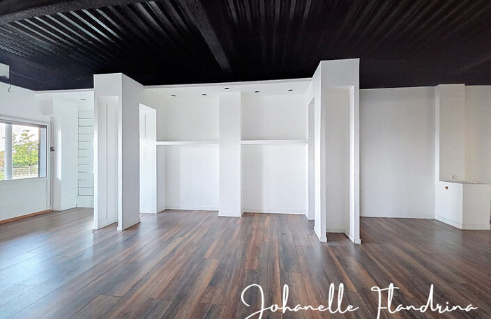 Local à louer, RDC, 69 m² avec vitrine, Galeries de Houelbourg, Jarry - Baie-Mahault — photo 4